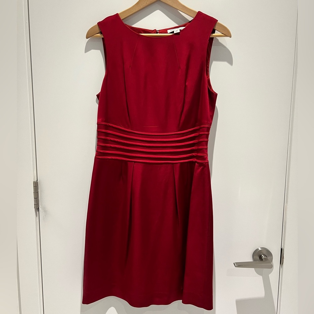 ♥️ Beautiful satin knee length dress with unique pleating pattern